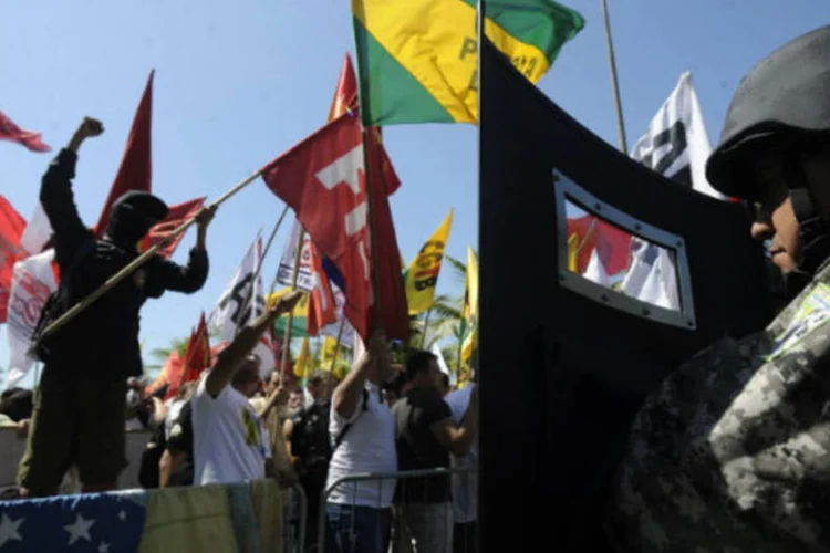 
	Manifestantes: no primeiro confronto, pelo menos seis pessoas ficaram feridas. Elas foram atingidas por balas de borracha
 (.)
