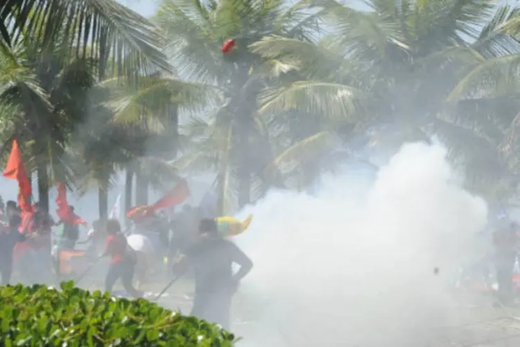 
	Manifestantes no Rio: policiais reagiram com balas de borracha, spray de pimenta e bombas de efeito moral
 (Agência Brasil)