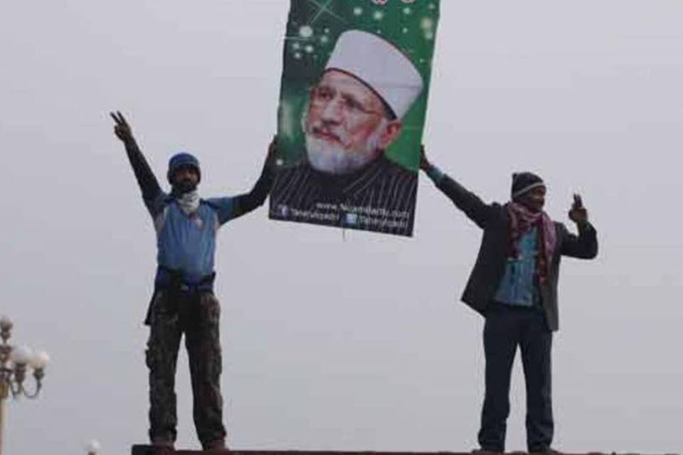 Partido de clérigo paquistanês cogita disputar eleição
