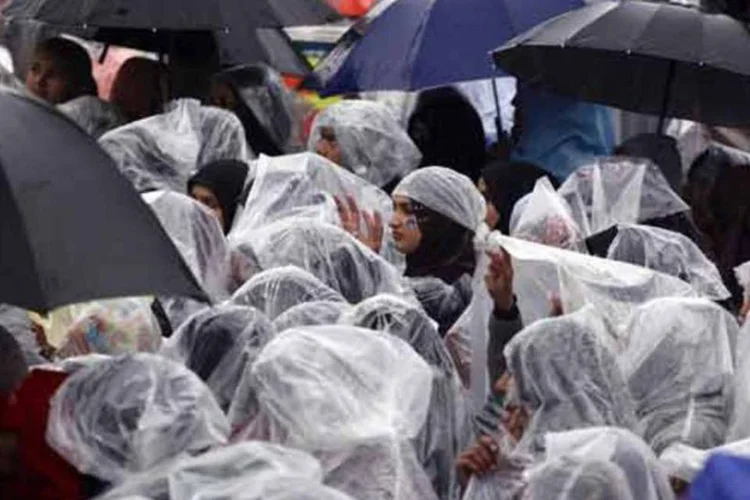 
	Manifestantes enfrentam chuva para ouvir discurso do l&iacute;der religioso Muhammad Tahirul Qadri, no Paquist&atilde;o, em 17 de janeiro de 2013
 (Mian Khursheed / Reuters)