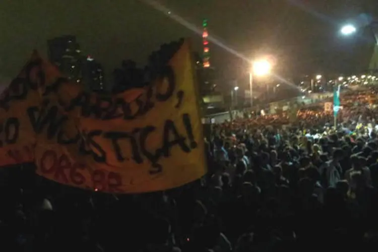 Em São Paulo, os manifestações fecharam a Marginal Pinheiros e seguiram para o Palácio dos Bandeirantes. Outra multidão ocupou a Avenida Faria Lima, na zona sul da capital (Gustavo Kahil/Exame.com)