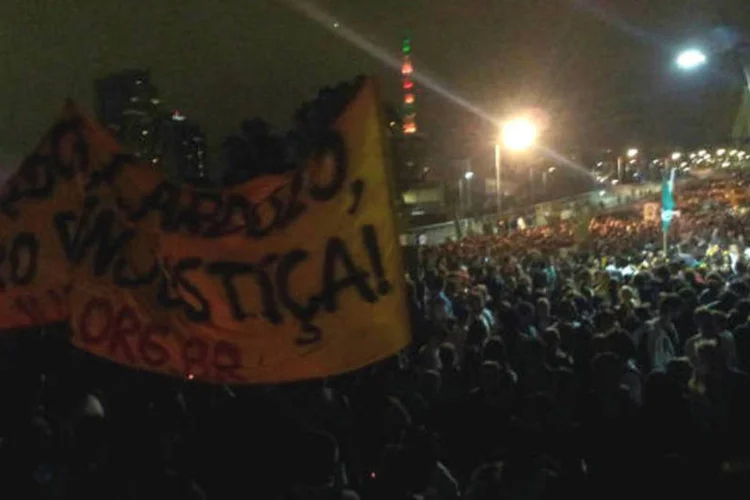 Em São Paulo, os manifestações fecharam a Marginal Pinheiros e seguiram para o Palácio dos Bandeirantes. Outra multidão ocupou a Avenida Faria Lima, na zona sul da capital (Gustavo Kahil/Exame.com)