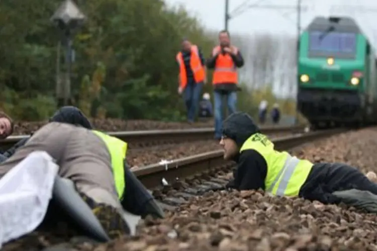 Manifestantes tentam bloquear a passagem do trem em Caen (Kenzo Tribouillard/AFP)