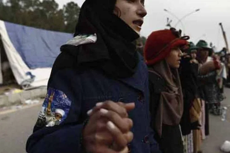 
	Mulheres formam corrente para separar &aacute;rea feminina em acampamento de refugiados paquistaneses
 (Zohra Bensemra / Reuters)