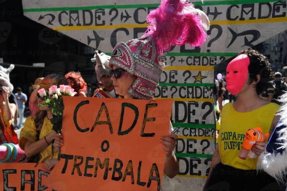 Manifestantes bloqueiam avenida em Copacabana