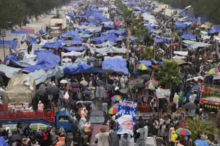 Manifestantes se reúnem e acampam em Islamabad para protestos contra corrupção e governo, no Paquistão, em 17 de janeiro de 2013 (Faisal Mahmood / Reuters)