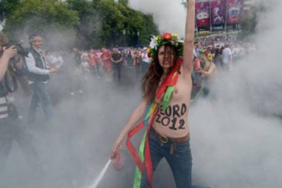 Ativistas se despem para combater prostituição na Eurocopa