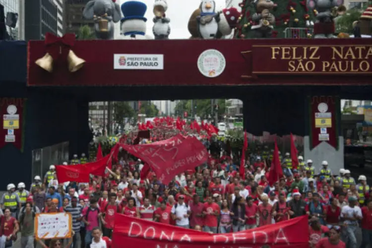 
	Manifestantes: cerca de duas mil pessoas de acordo com a Pol&iacute;cia Militar, participam do protesto por moradias populares, que come&ccedil;ou no MASP
 (Agência Brasil)