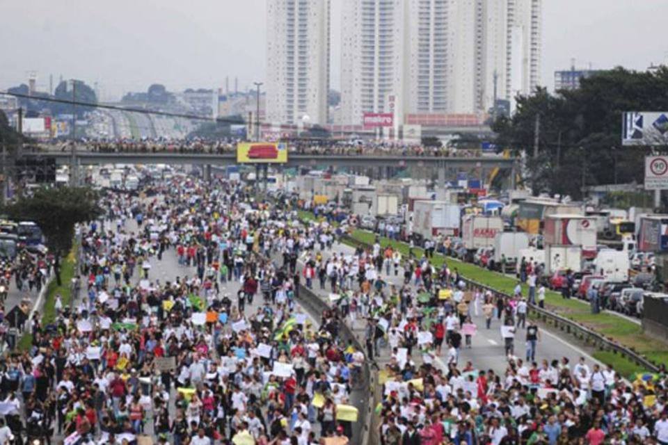 Manifestações bloqueiam pelo menos 35 rodovias