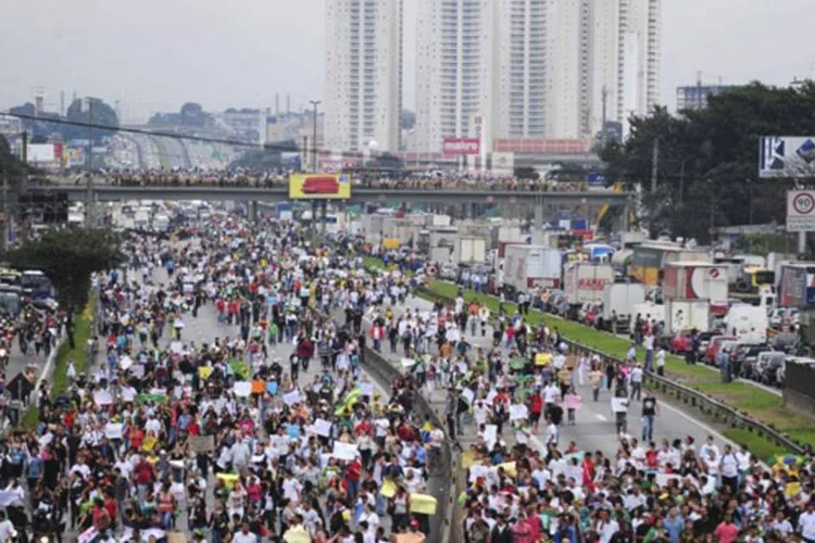 
	Manifestantes bloqueiam a Via Dutra em protesto: pauta &uacute;nica das centrais sindicais de hoje defende a&ccedil;&otilde;es como&nbsp;transporte p&uacute;blico de qualidade&nbsp;e a destina&ccedil;&atilde;o de 10% do PIB para a educa&ccedil;&atilde;o
 (Junior Lago/Reuters)