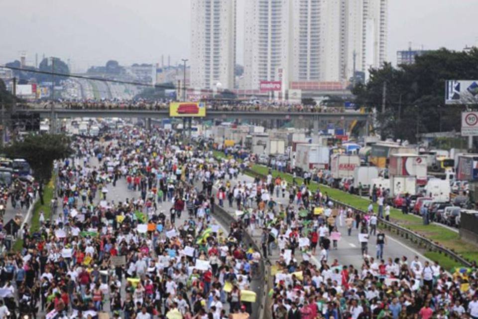 Manifestação em Guarulhos fecha dois sentidos da Dutra