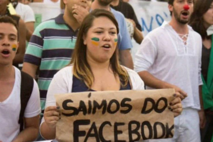 
	Manifestantes com cartazes: mais de 4 mil pessoas haviam confirmado pelo Facebook a presen&ccedil;a na manifesta&ccedil;&atilde;o prevista para o Rio, e mais de 22 mil na de S&atilde;o Paulo
 (Cadu FSantos/Photopin)
