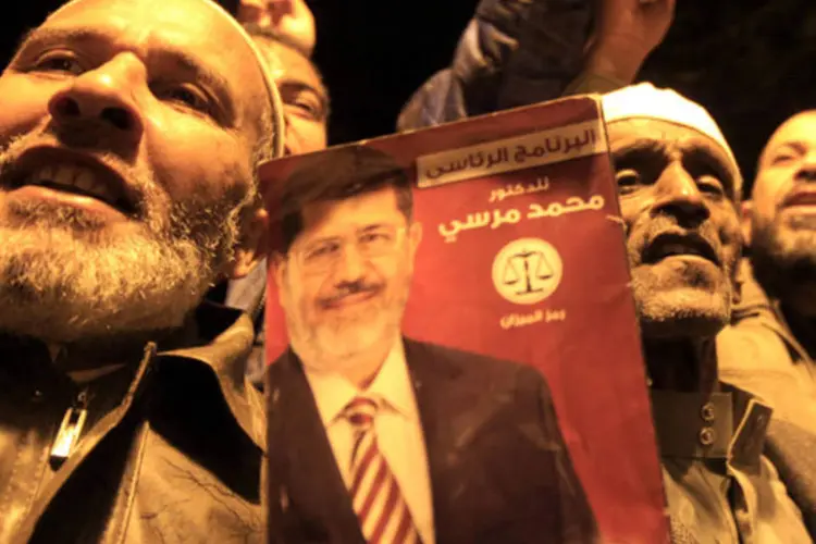 Manifestantes demonstram apoio ao presidente Mohamed Mursi: para Abdelfatah, os jovens do Egito ainda pagam o preço da revolução contra Hosni Mubarak, em 2011 (REUTERS)