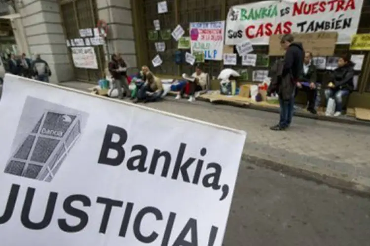 Desabrigados em frente à sede do Bankia: Muito exposto ao setor imobiliário, o Bankia, a maior união de bancos de poupança espanhol, recebeu, em setembro, 4,5 bilhões (©AFP / Dominique Faget)