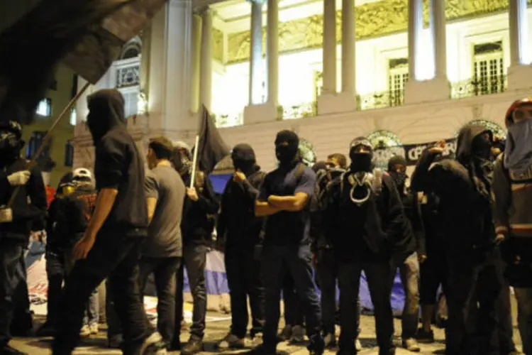 
	Manifestantes em frente a Alerj: a decis&atilde;o judicial tamb&eacute;m determina que toda abordagem aos mascarados seja filmada, a fim de evitar excessos por parte da pol&iacute;cia
 (Fernando Frazão/ABr)