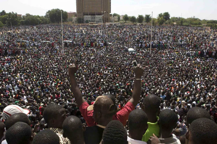 
	Manifestantes em Burkina Faso: visita ir&aacute; durar um dia
 (Reuters)