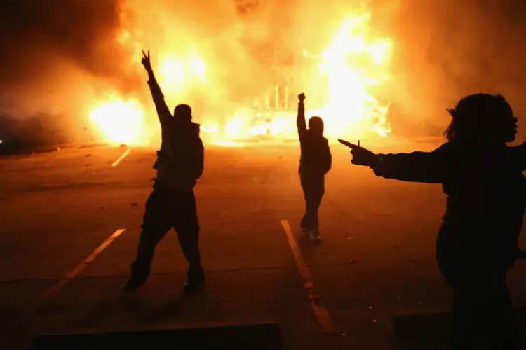 
	Manifestantes em Ferguson: for&ccedil;as de seguran&ccedil;a apreenderam duas armas e um coquetel molotov
 (Getty Images)