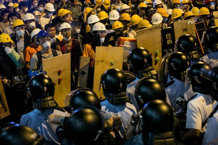 
	Hong Kong: situa&ccedil;&atilde;o permanece tensa nesta segunda-feira depois de uma noite de confrontos
 (Reuters)