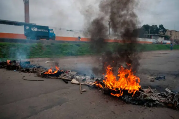 Barricada com fogo em pneus e lixo na zona norte de São Paulo em novo protesto de moradores contra a morte de outro adolescente por PM (Marcelo Camargo/ABr)