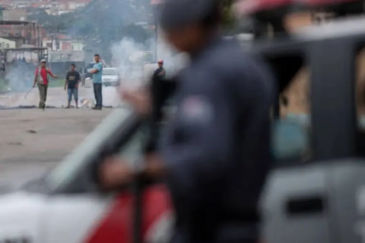 
	Manifestantes fazem uma barricada com fogo em pneus e lixo durante protesto na Zona Norte da capital
 (Marcelo Camargo/Agência Brasil)