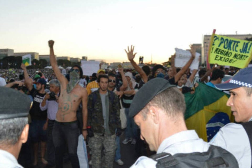 Policial é ferido por manifestante em frente ao Congresso