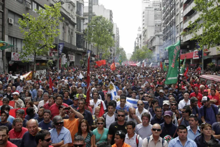 Manifestantes protestam no Uruguai: a concentração se desenvolveu sem a presença policial e finalizou sem incidentes (REUTERS)