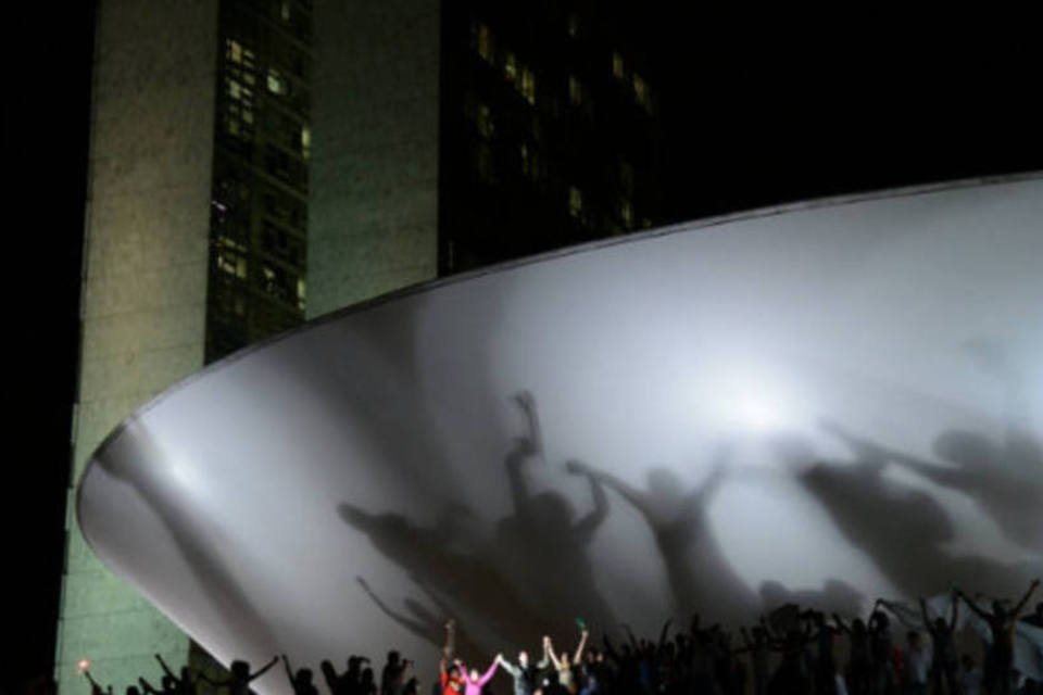 Luz é desligada na fachada da Câmara por causa de protesto
