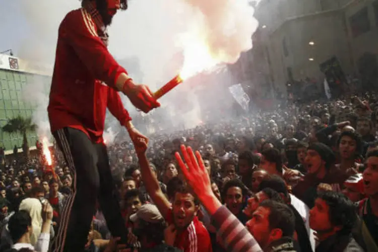 Manifestantes em Port Said: confrontos deixaram 16 mortos e 200 feridos e aconteceram depois da condenação à morte de envolvidos na tragédia em estádio de futebol  (Reuters)