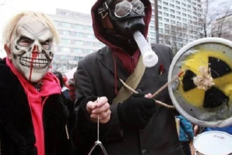 Manifestantes protestam diante da sede da Tokyo Electric Power Co (AFP)