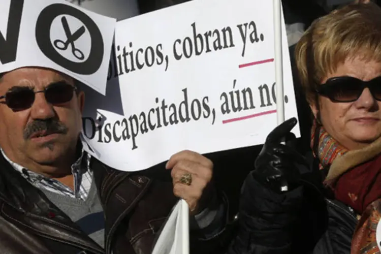Manifestantes seguram cartazes durante protesto contra cortes do governo em Madri, Espanha (Andrea Comas/Reuters)