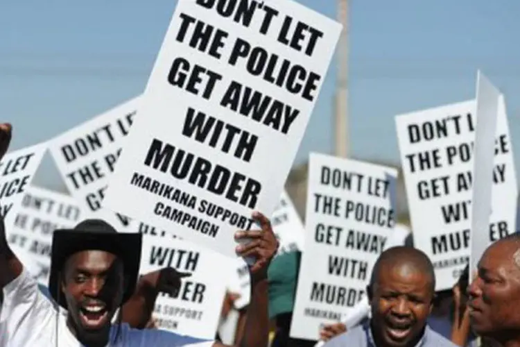 Protestos contra a violência policial na repressão de manifestações: em agosto, a polícia matou 34 trabalhadores da mina de Marikana (©AFP / Stringer)