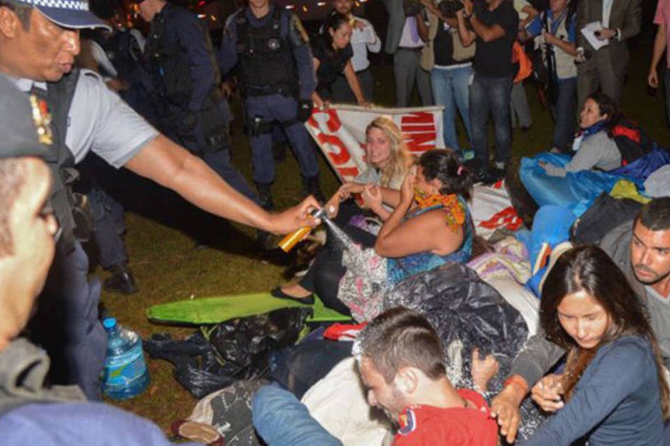 Alunos da Gama Filho protestam em frente ao MEC