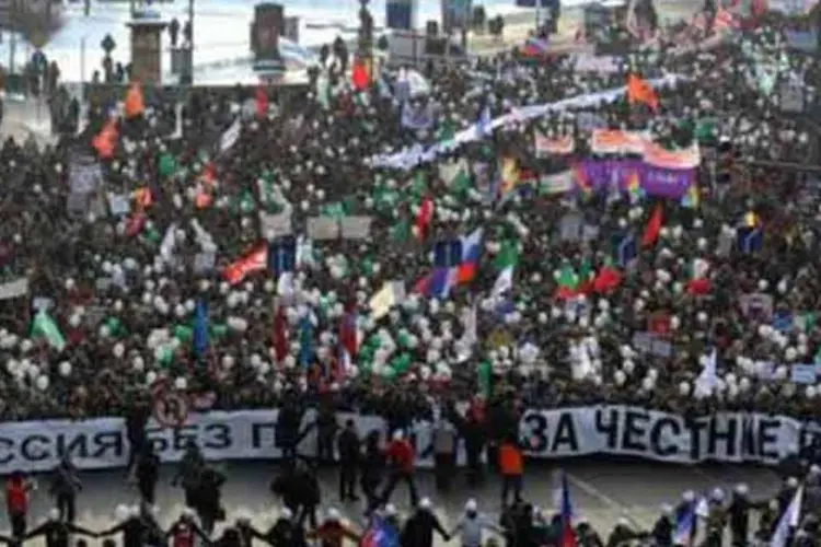 Manifestantes exibem faixa com a frase "Rússia sem Putin e por eleições justas" (Andrey Smirnov/AFP)
