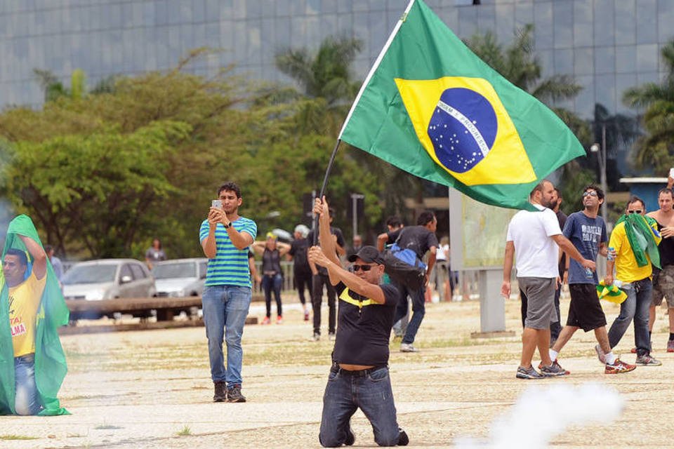 Cerca de 6 mil pessoas pedem saída de Dilma em Brasília