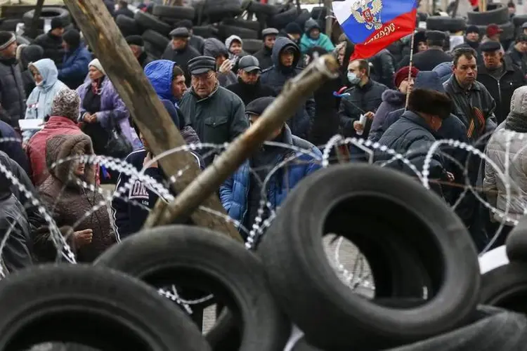 Manifestantes pró-Rússia fazem um protesto em um prédio do governo regional na cidade de Donetsk, no leste da Ucrânia (Gleb Garanich/Reuters)