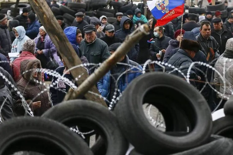 Manifestantes pró-Rússia fazem um protesto em um prédio do governo regional na cidade de Donetsk, no leste da Ucrânia (Gleb Garanich/Reuters)
