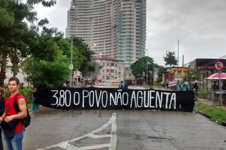 
	Contra o aumento da tarifa: manisfestantes do movimento Passe Livre protestam em frente ao Terminal Pinheiros
 (Luisa Granato/ Exame.com)