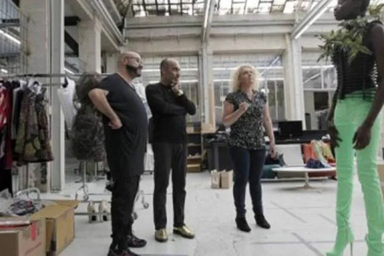 O estilista Manish Arora (no centro) e sua equipe: detalhes da nova coleção não foram revelados (Thomas Samson/AFP)