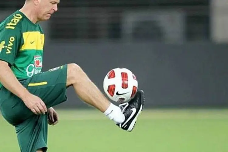 Mano Menezes brinca em treino da seleção: para lidar com as estrelas, o gestor também precisa de humildade (Ricardo Stuckert/ CBF)