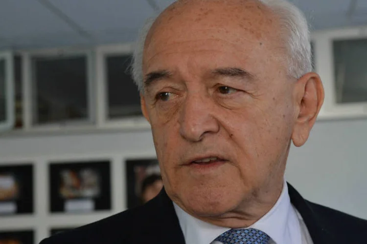 
	O ministro do Trabalho, Manoel Dias, sobre benef&iacute;cios: &ldquo;o governo ainda n&atilde;o tomou posi&ccedil;&atilde;o, n&atilde;o posso emitir opini&atilde;o. Estamos aguardando a proposta das centrais. Elas pediram mais um prazo&quot;
 (Antonio Cruz/Agência Brasil)