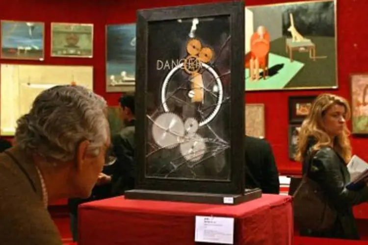 Uma pessoa observa a peça 'Impossibilité, Dancer/Danger", aerografia do americano Man Ray, exposta em abril de 2003, em Paris (Afp.com / Daniel Janin)
