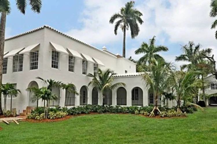 Mansão do Al Capone: Rodeada por jardins com plantas tropicais, a mansão, que o gângster adquiriu por US$ 40 mil, tem uma piscina grande (Divulgação)