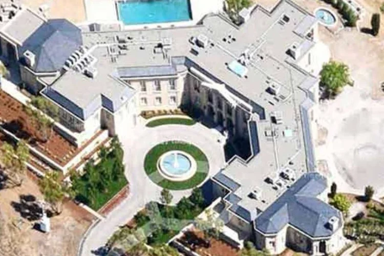 Mansão de 100 milhões de dólares foi comprada pelo bilionário russo Yuri Milner (Google Earth)