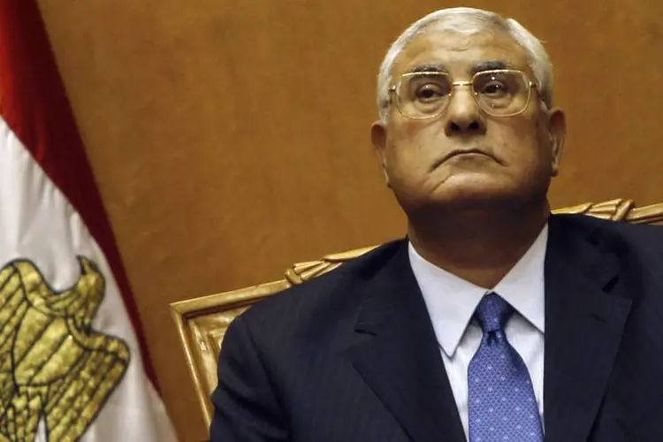 
	Presidente interino do Egito, Adly Mansour: decreto faz parte de uma s&eacute;rie de medidas relacionadas com a reorganiza&ccedil;&atilde;o do quadro de seguran&ccedil;a e militar do pa&iacute;s
 (Amr Abdallah Dalsh/Reuters)