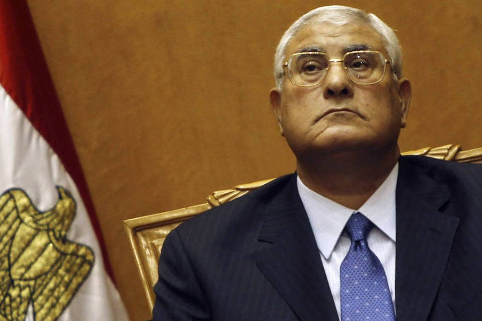 Novo presidente interino do Egito jura cargo