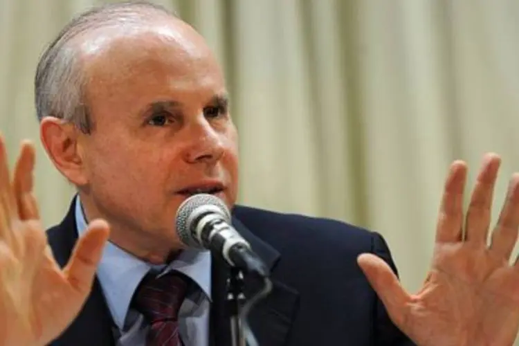 O ministro da Fazenda, Guido Mantega, recomenda que o Brasil pise no freio no próximo ano.  (.)