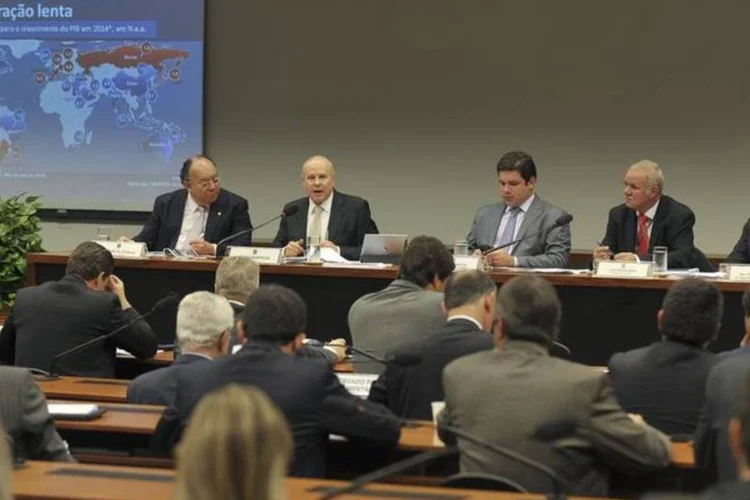 
	Guido mantega: ministro disse que governo do PT tem controlado infla&ccedil;&atilde;o mais que na gest&atilde;o anterior
 (Antonio Cruz/Agência Brasil)