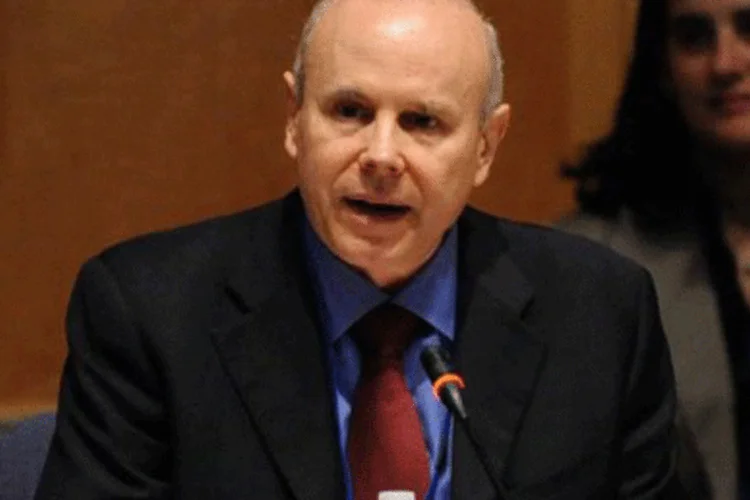 Mantega discursa em encontro nos EUA: contra a taxação, Brasil defende exigência de capital (.)