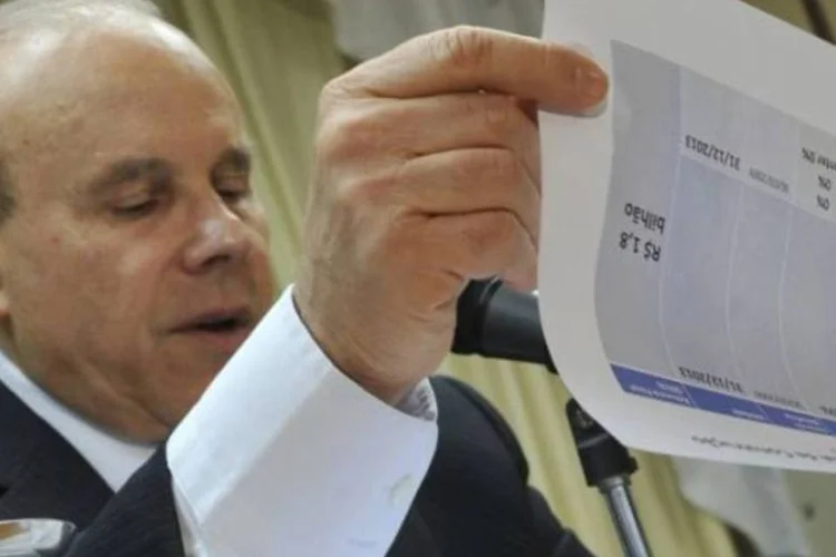 
	As declara&ccedil;&otilde;es de Mantega, em reuni&atilde;o do Conselho de Desenvolvimento Econ&ocirc;mico e Social, ocorrem um dia ap&oacute;s o Copom do Banco Central cortar a Selic em mais 0,50 ponto percentual
 (Valter Campanato/Agência Brasil)
