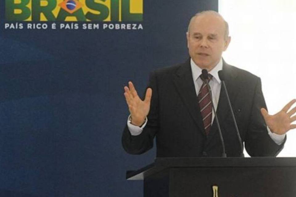 Mantega descarta manipular câmbio para conter preços